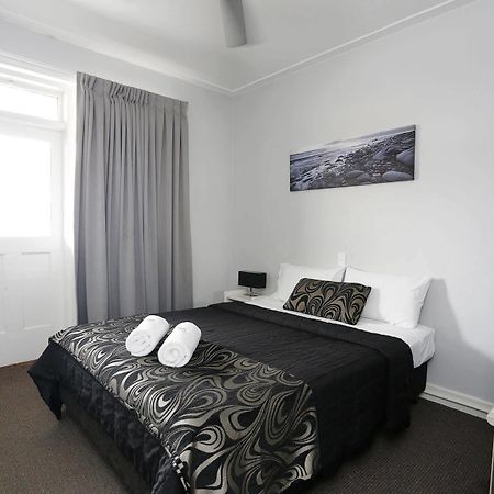 The Lakes Hotel Entrance Exterior photo