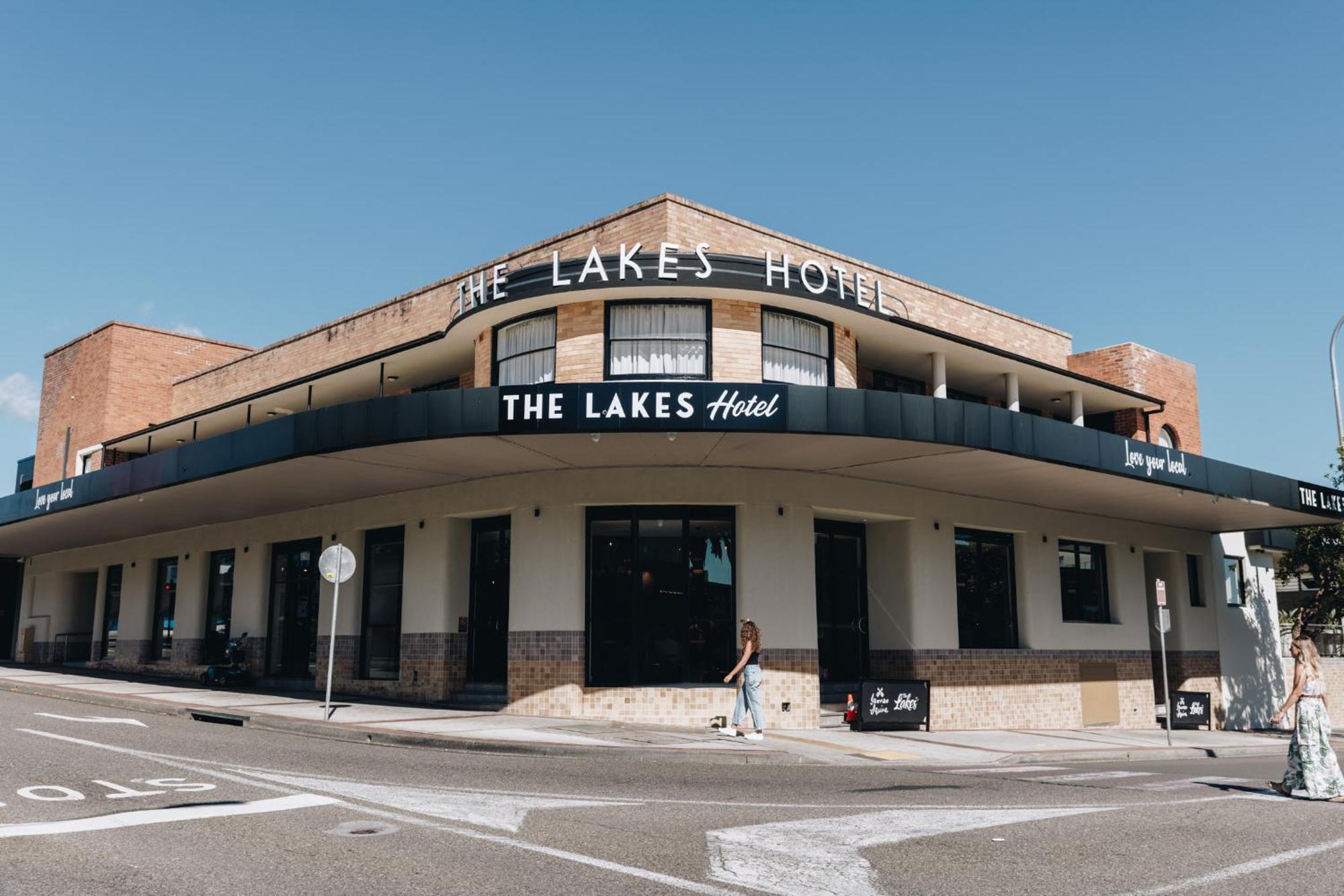 The Lakes Hotel Entrance Exterior photo