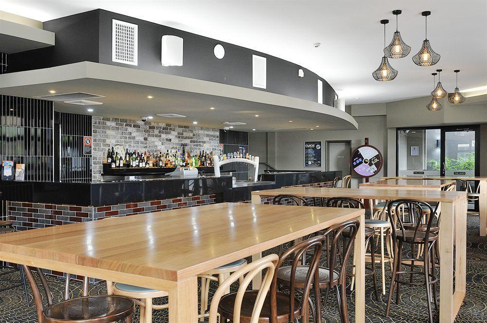 The Lakes Hotel Entrance Exterior photo