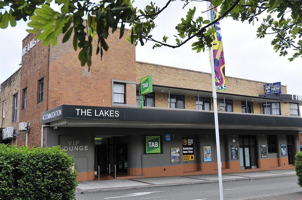 The Lakes Hotel Entrance Exterior photo