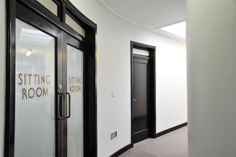 The Lakes Hotel Entrance Exterior photo