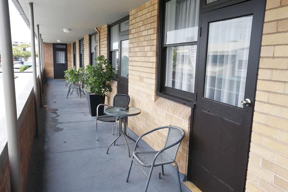 The Lakes Hotel Entrance Exterior photo
