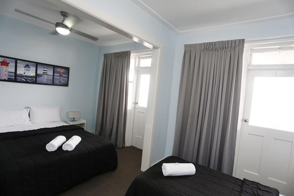 The Lakes Hotel Entrance Exterior photo