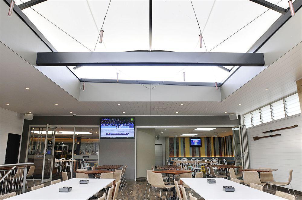 The Lakes Hotel Entrance Exterior photo