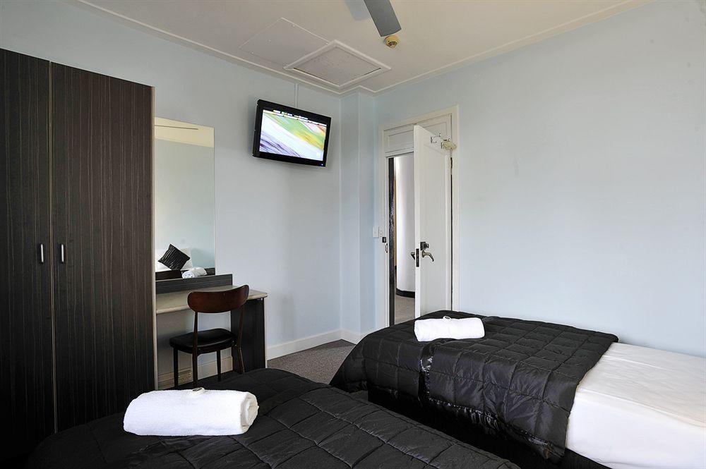 The Lakes Hotel Entrance Exterior photo