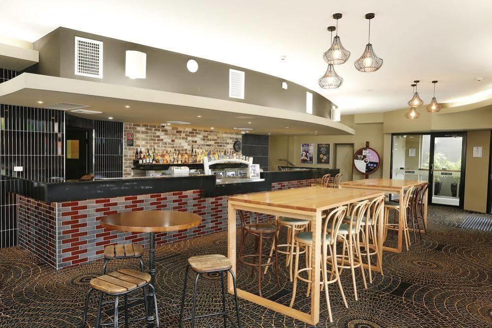 The Lakes Hotel Entrance Exterior photo