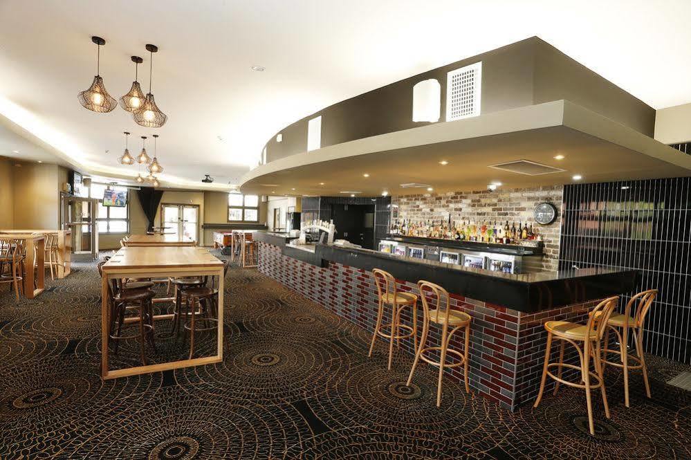 The Lakes Hotel Entrance Exterior photo