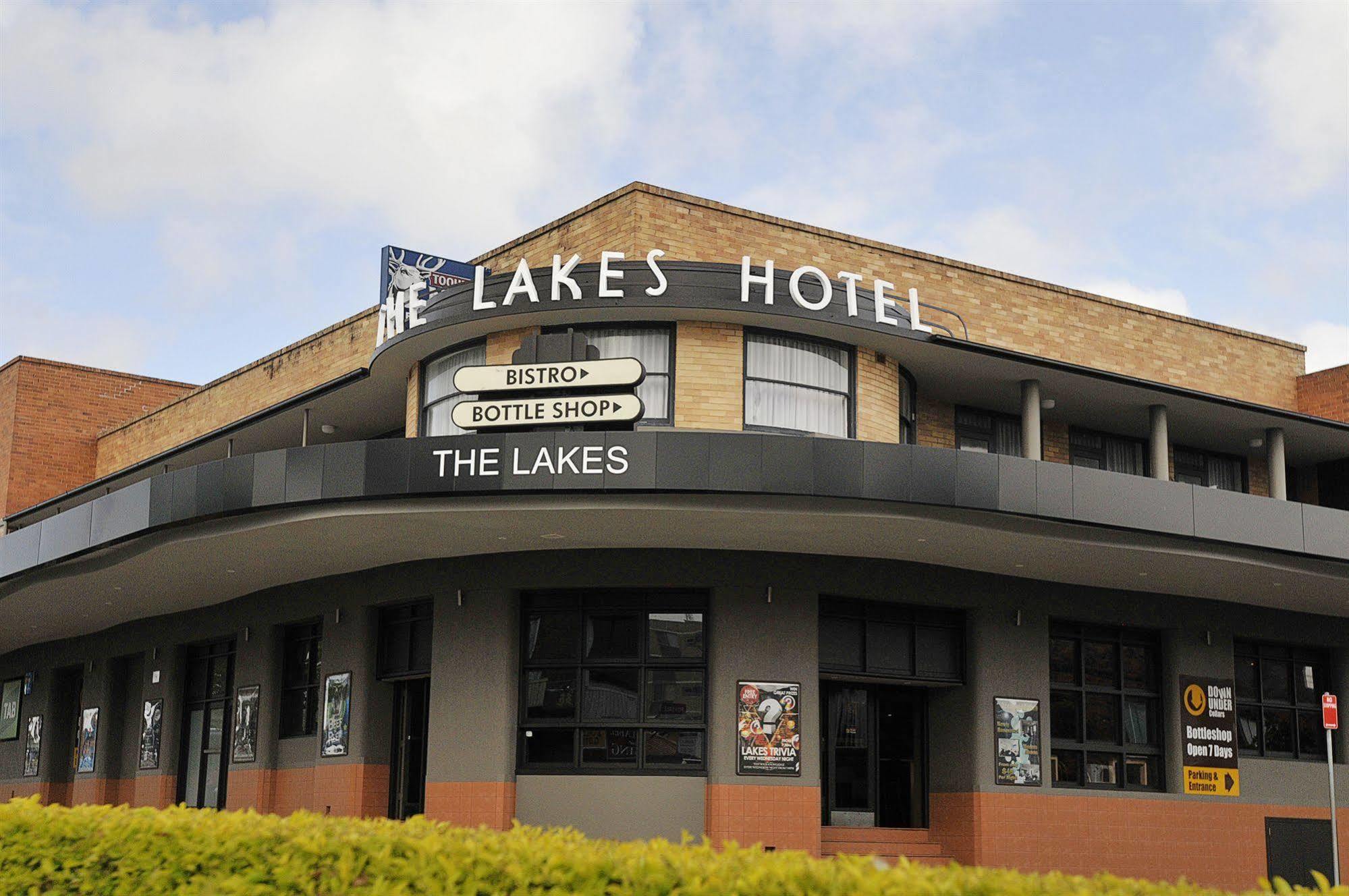 The Lakes Hotel Entrance Exterior photo