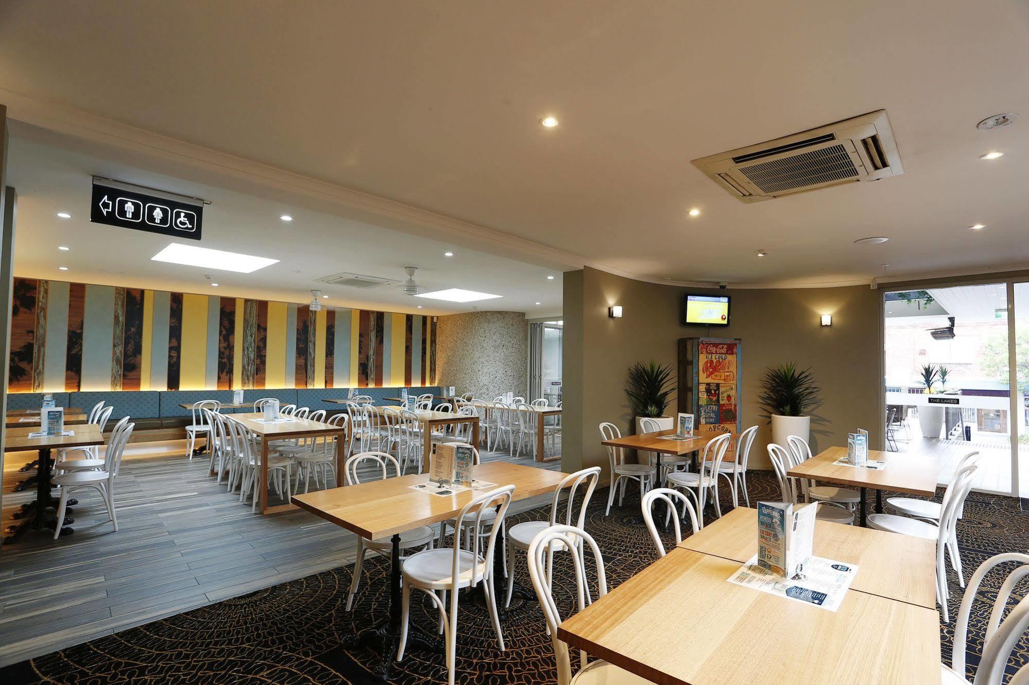 The Lakes Hotel Entrance Exterior photo