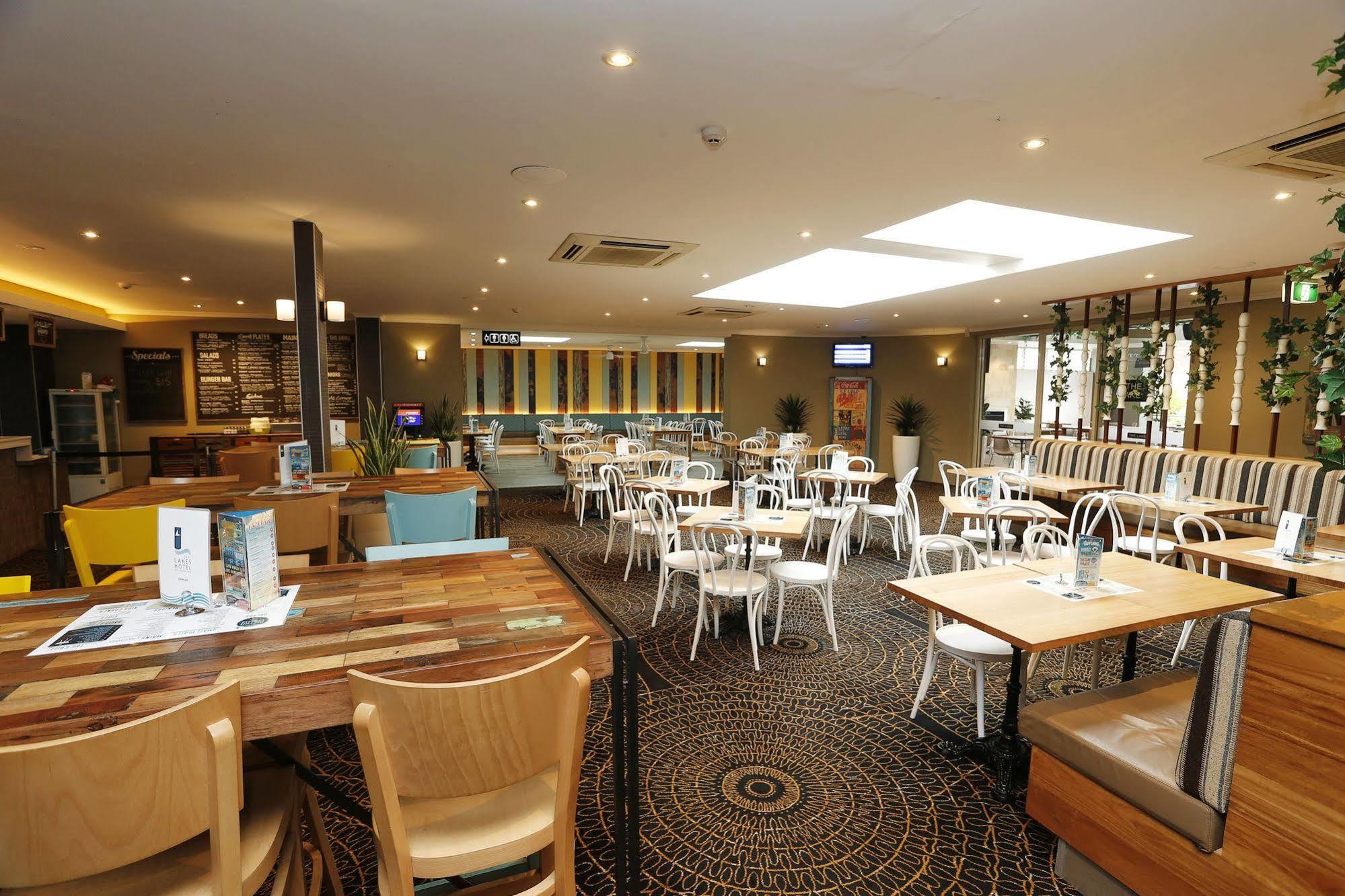 The Lakes Hotel Entrance Exterior photo