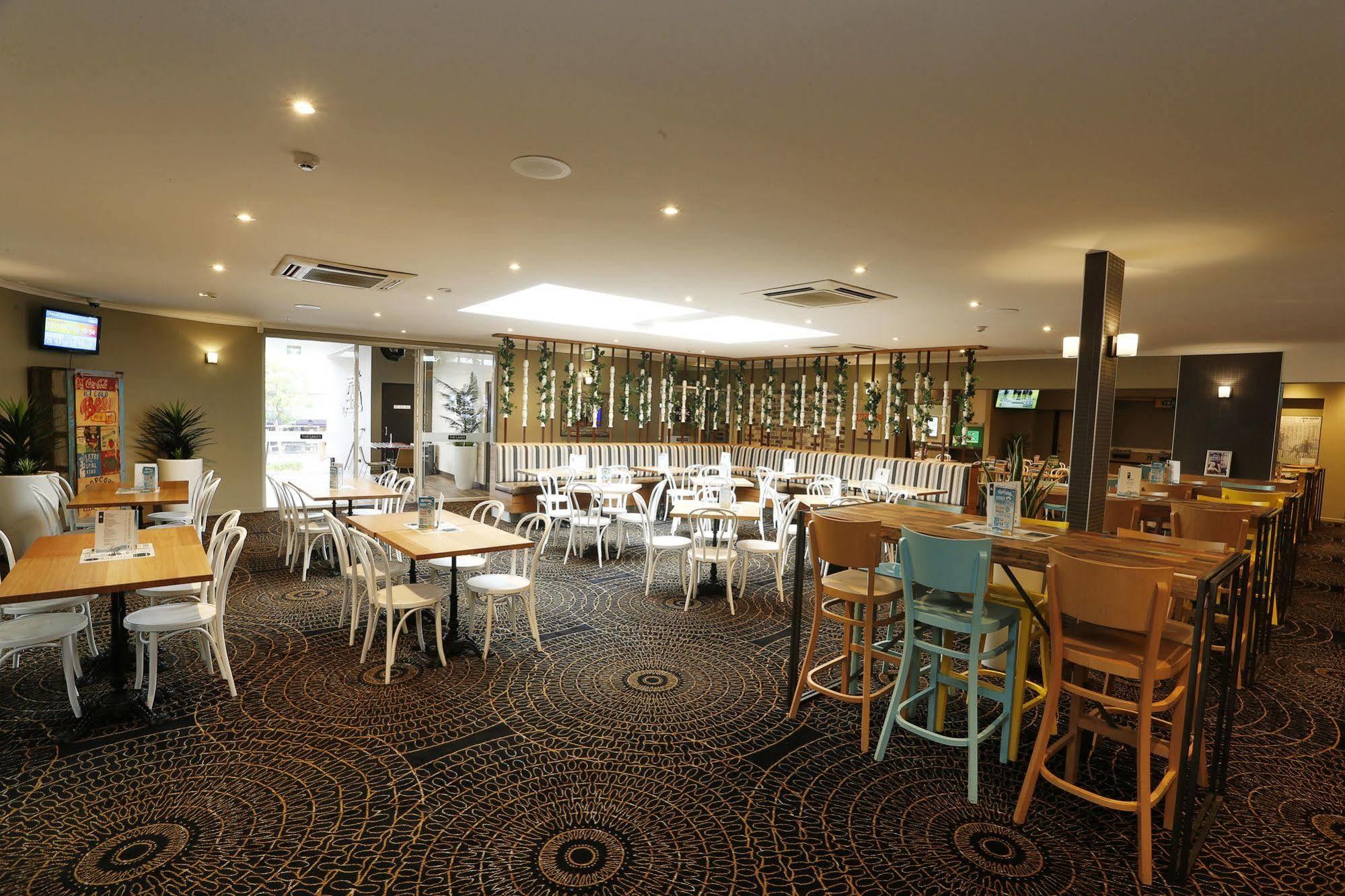 The Lakes Hotel Entrance Exterior photo