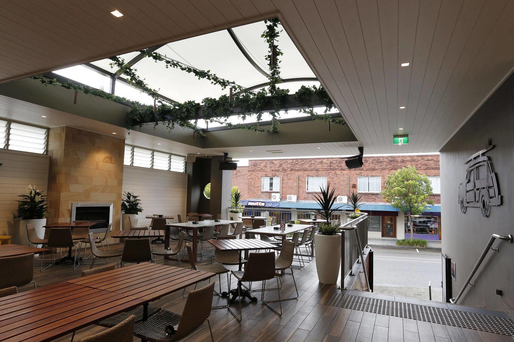 The Lakes Hotel Entrance Exterior photo