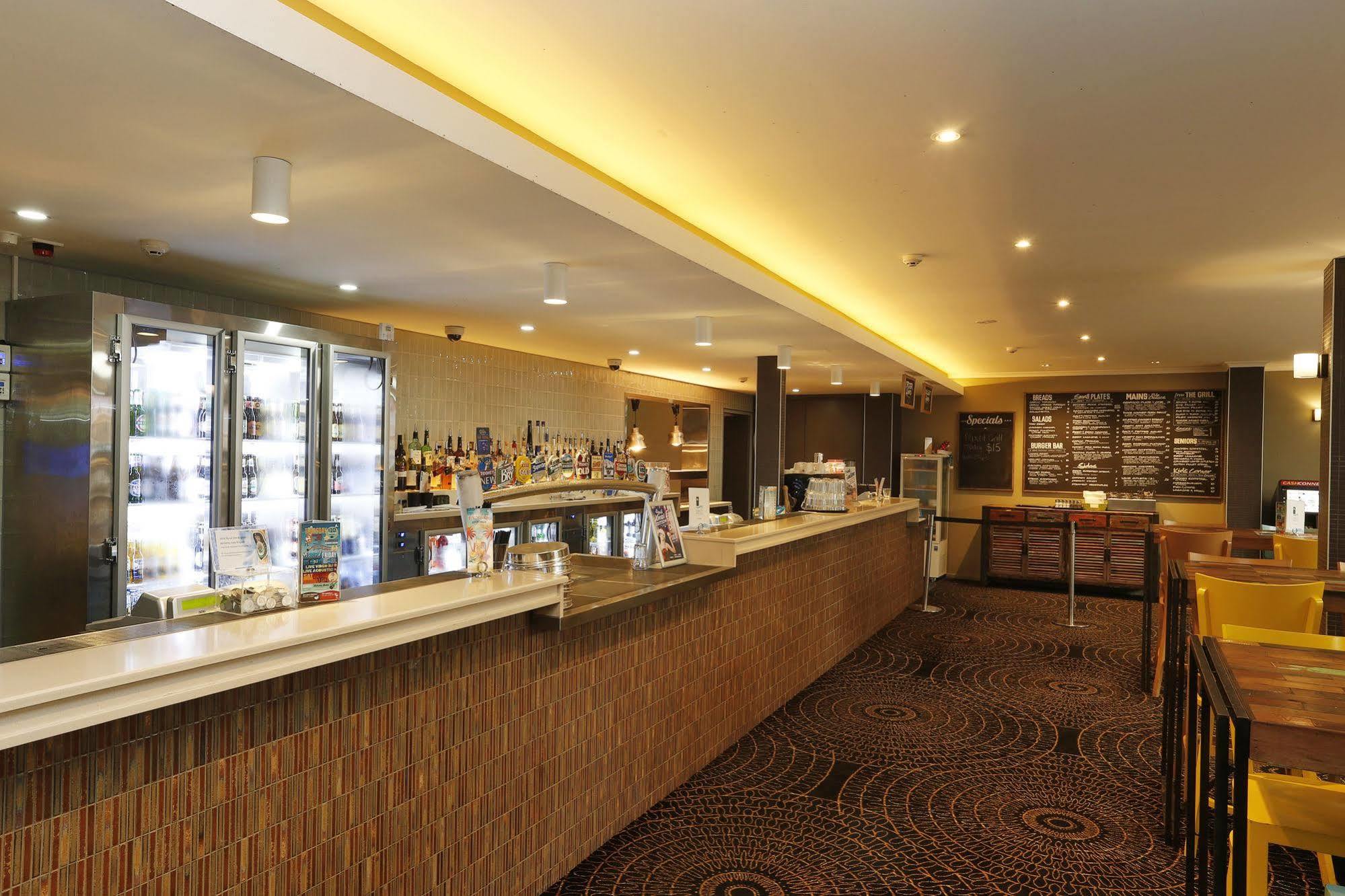 The Lakes Hotel Entrance Exterior photo