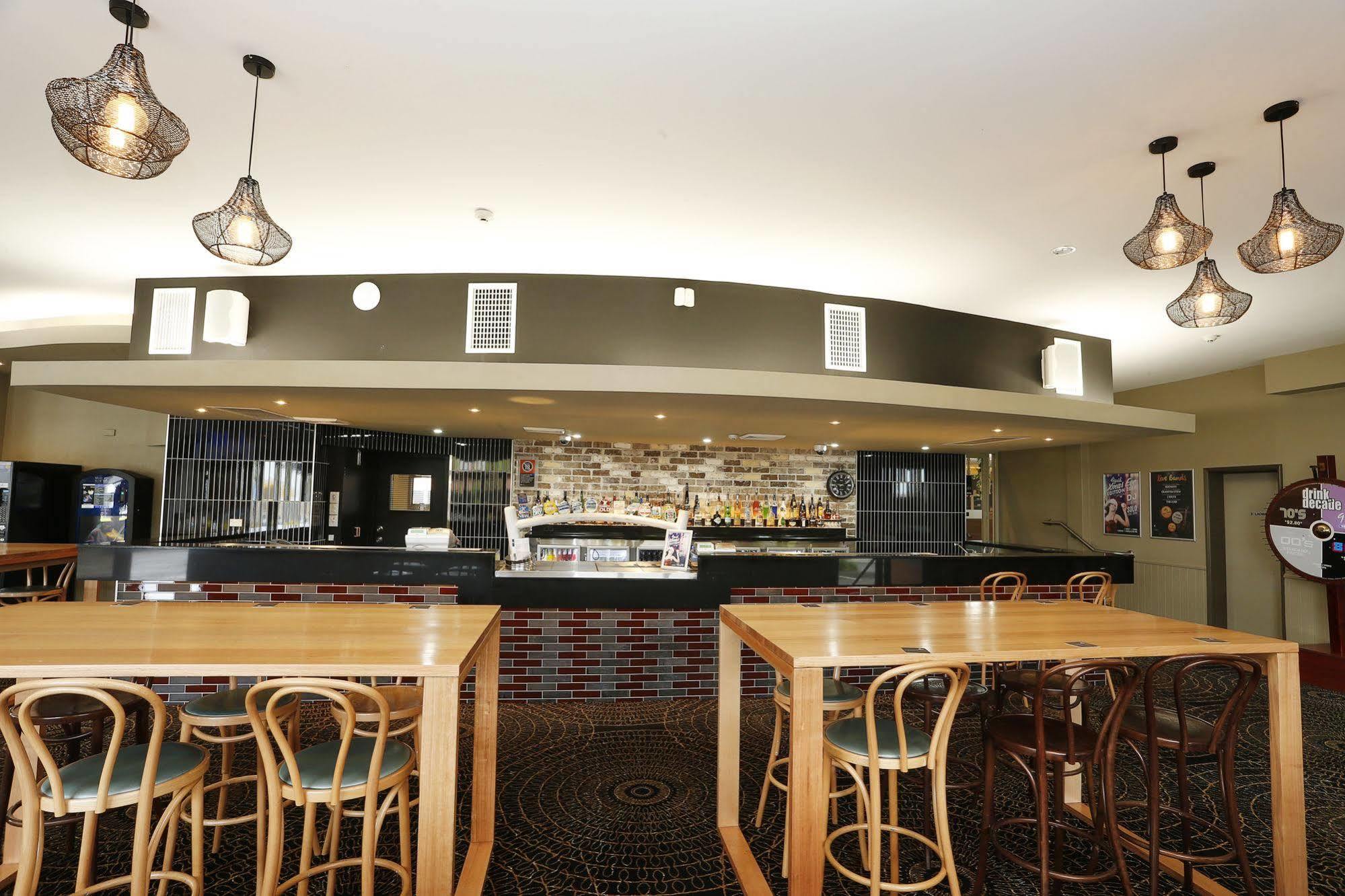 The Lakes Hotel Entrance Exterior photo