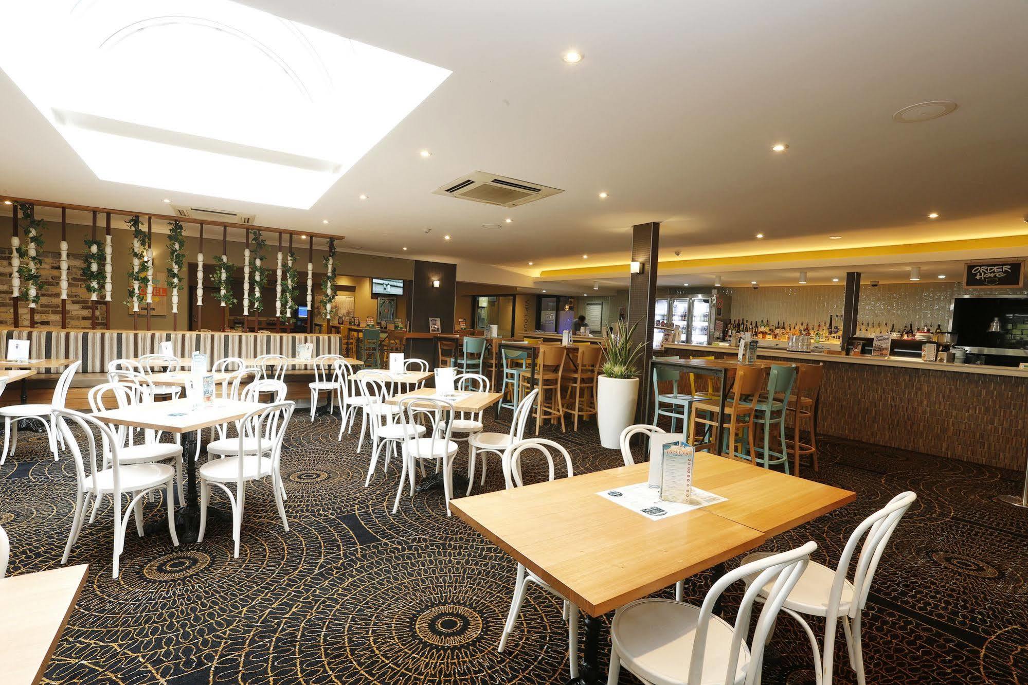 The Lakes Hotel Entrance Exterior photo